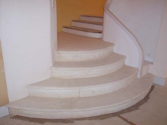 escalier en pierre circulaire