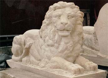 Sculpture de lion en pierre