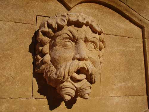 mascarons : Bacchus en pierre d'Estaillade patin  l'ocre de Roussillon